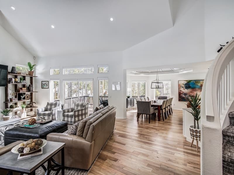 Lakeshore Luxury Chalet - Image 4