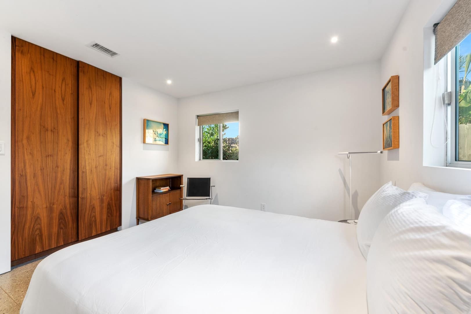 Beachfront Modern Retreat - Image 26