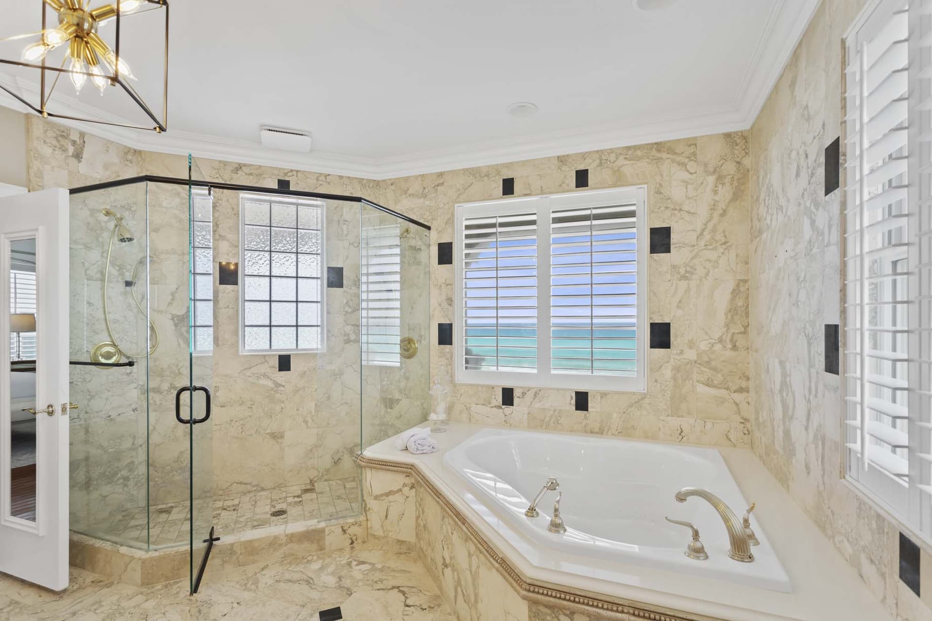 Kings View Manor - Image 25