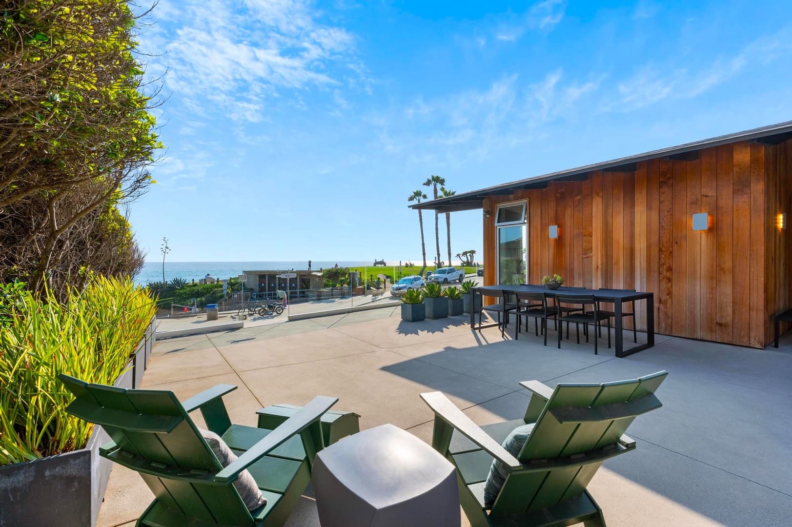 Beachfront Modern Retreat - Image 33