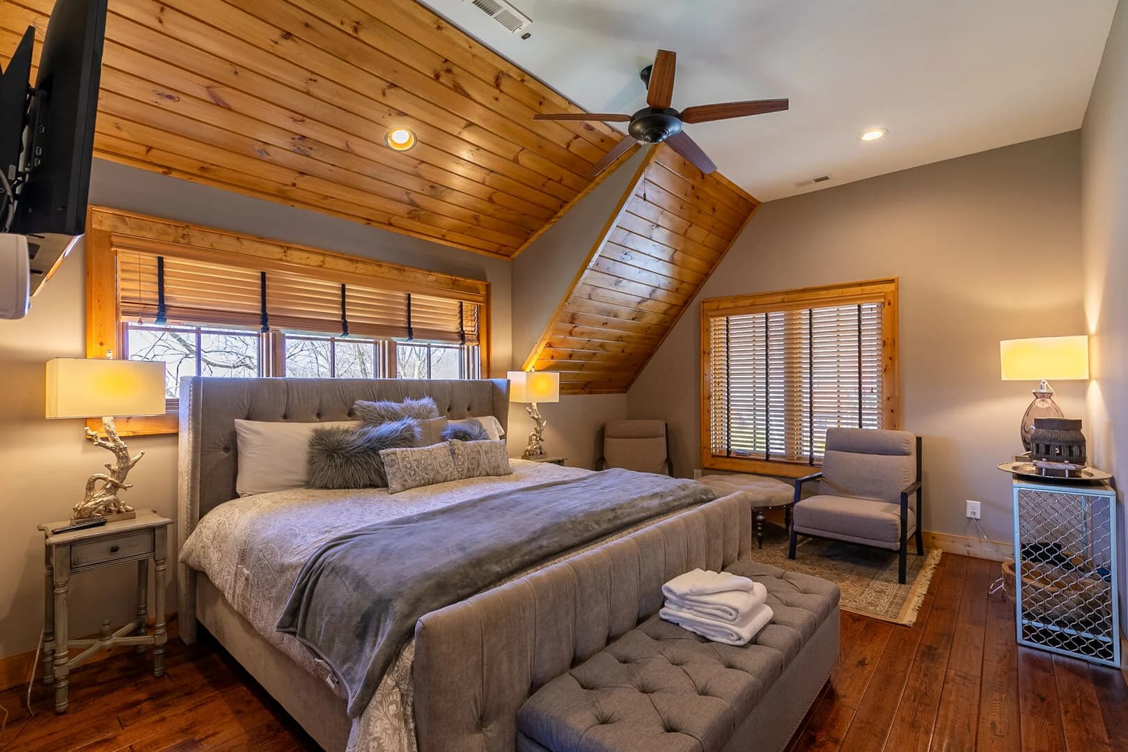 Grin Inn Bear - Image 15