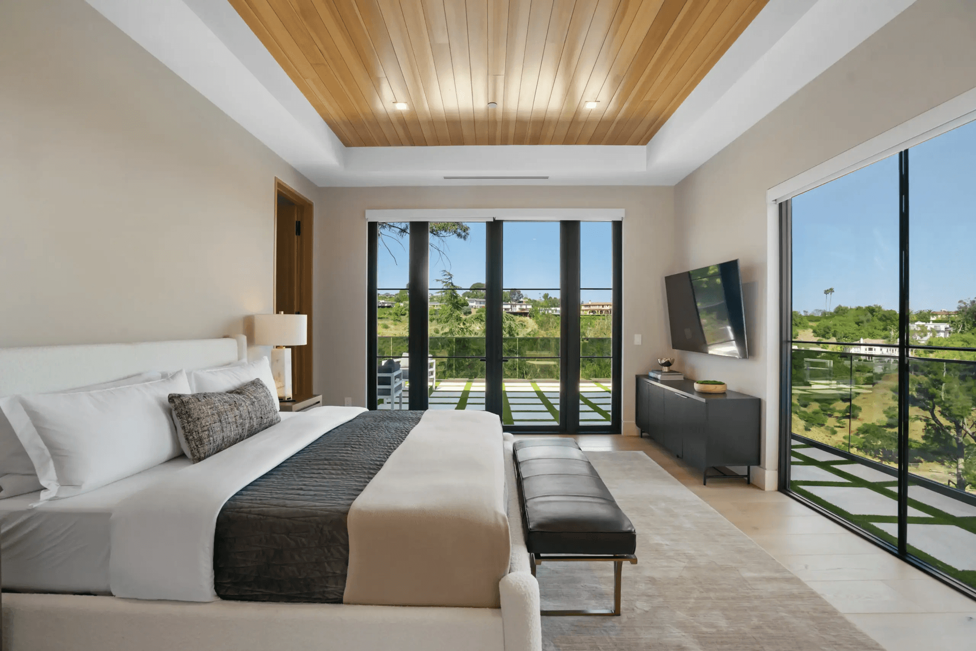 Linda Flora - Image 25