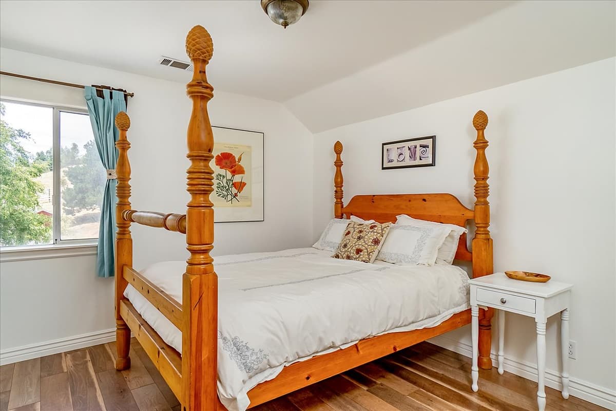 Red Barn Home - Image 15