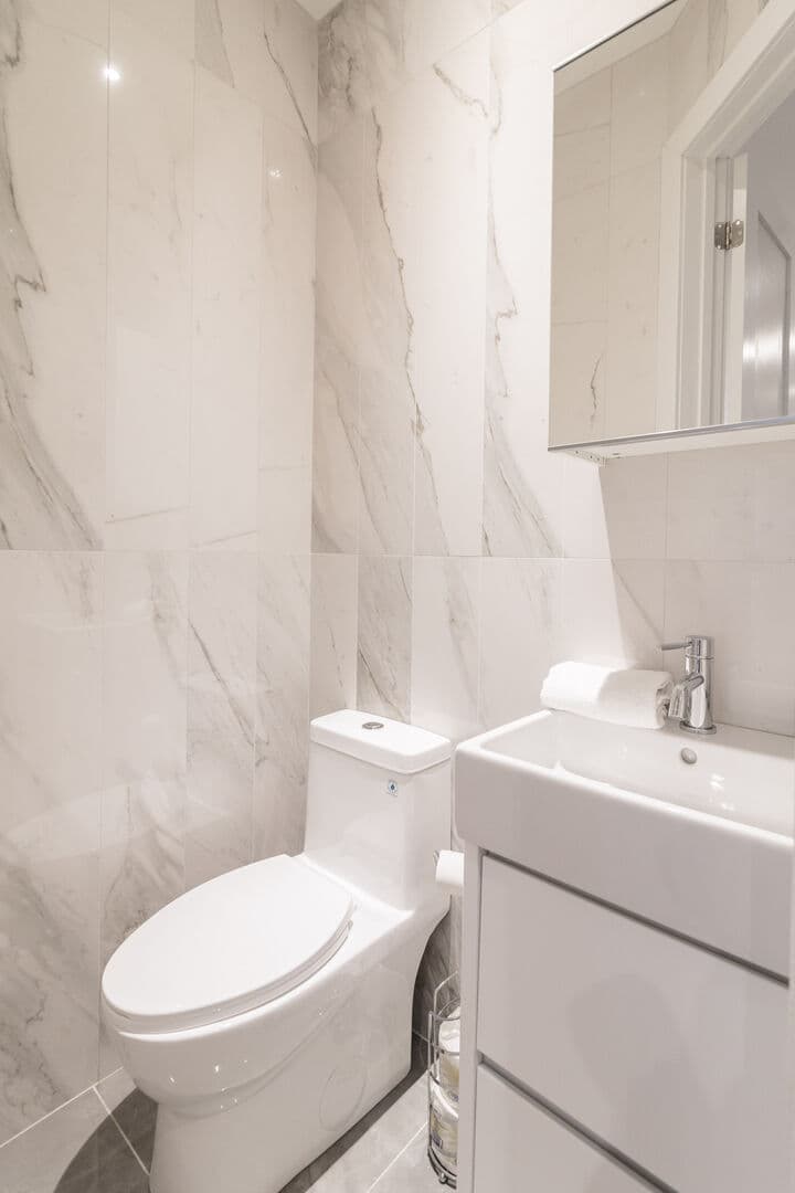 Damase Villa - Image 38