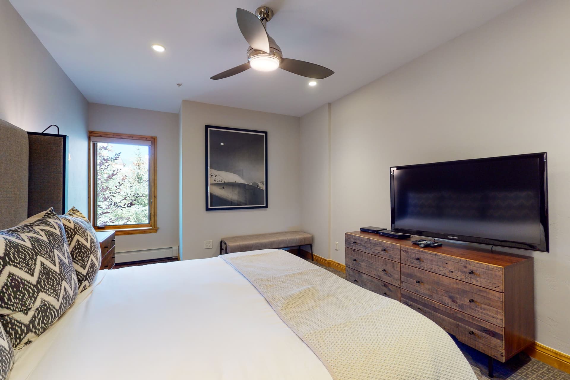 Lion Square East #215 - Image 13