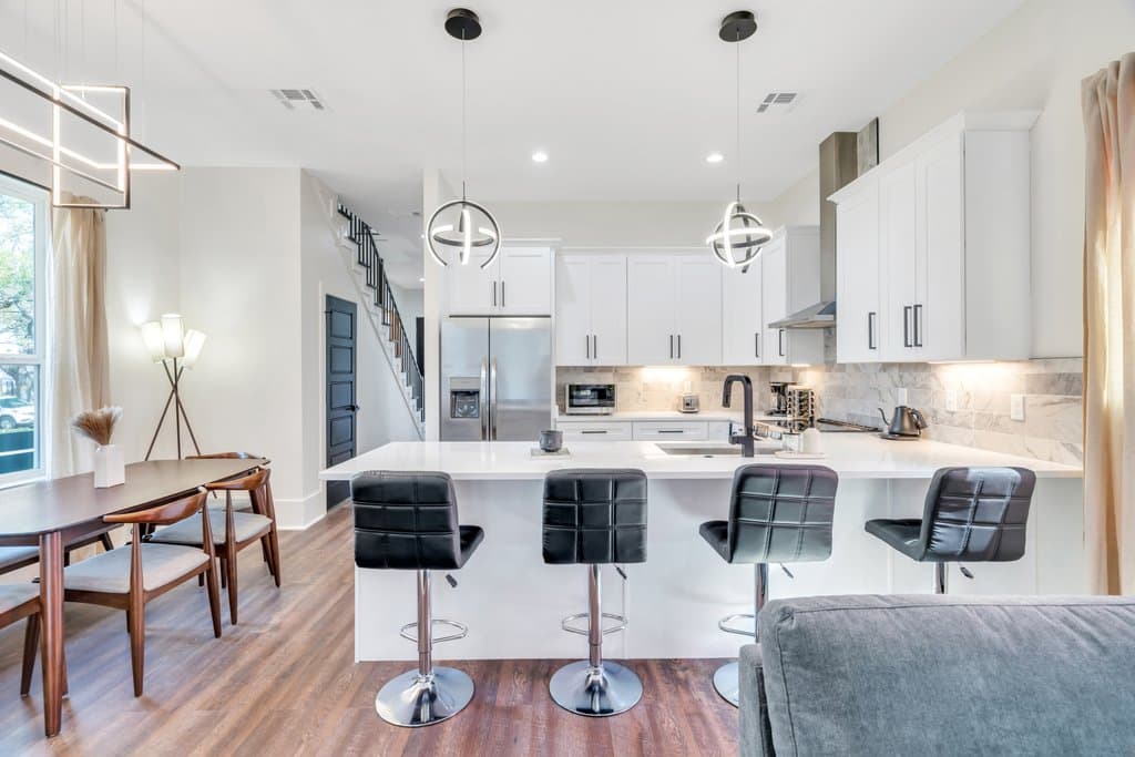 Modern Mid-City Maison - Image 2