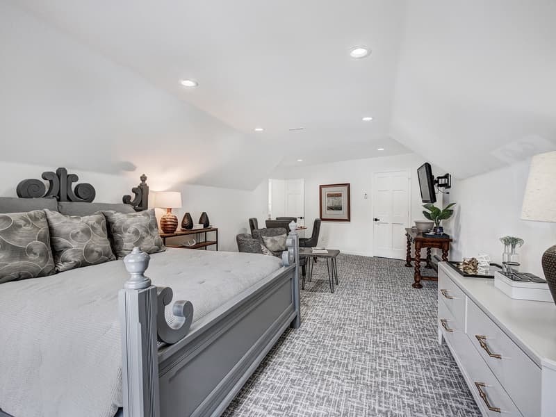 Lakeshore Luxury Chalet - Image 37