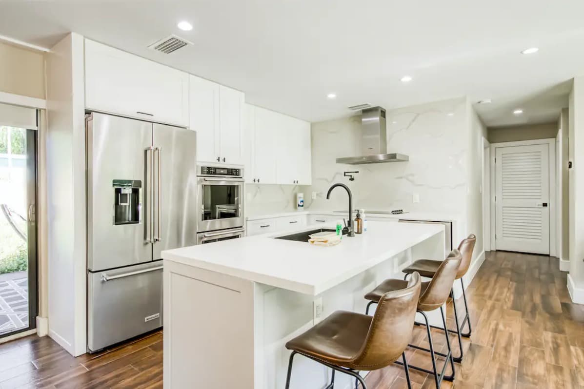 Mid-Century Modern Oasis - Image 2