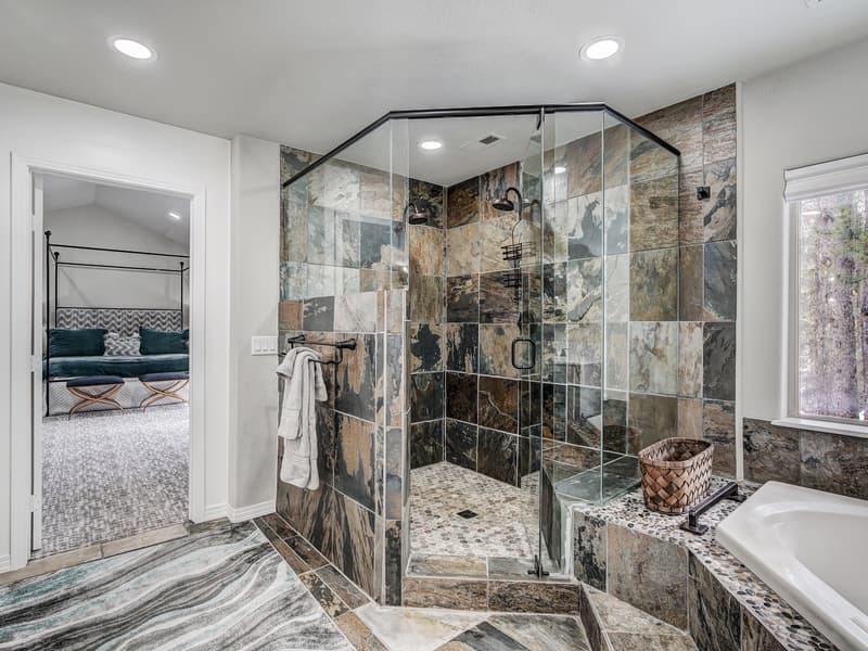 Lakeshore Luxury Chalet - Image 30