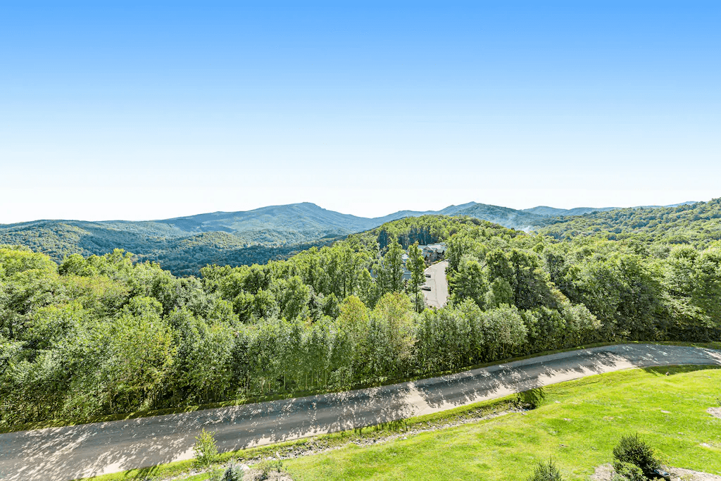 Red Tail Home - Image 18