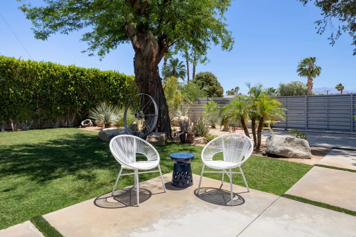 Hugh Kaptur's Mid Century Modern Oasis - Image 50