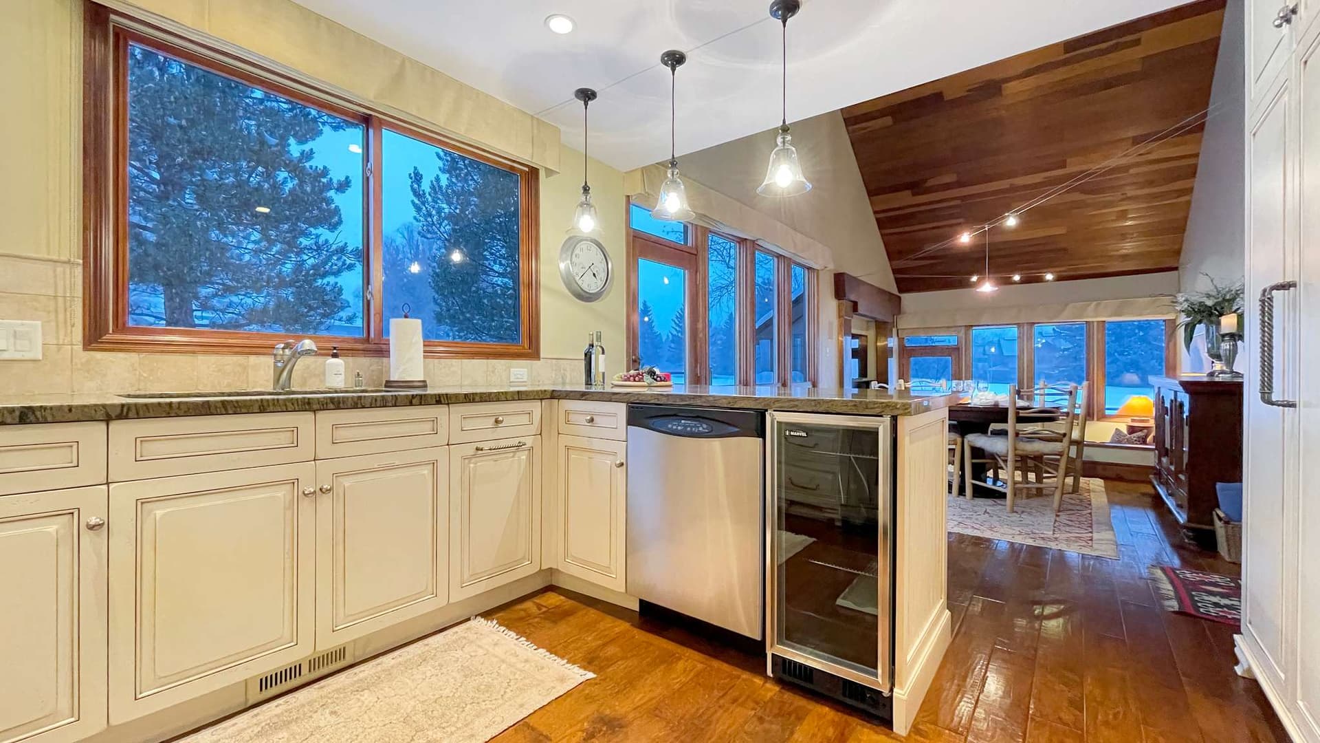 Whispering Waters Chalet - Image 29