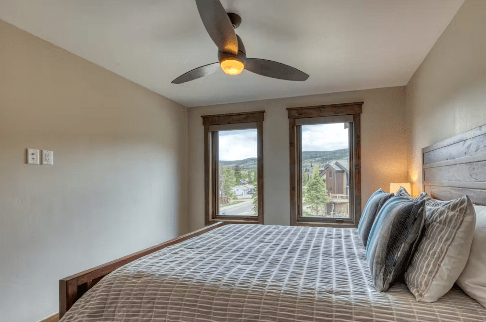 2nd Ave Luxury Condo - Image 17