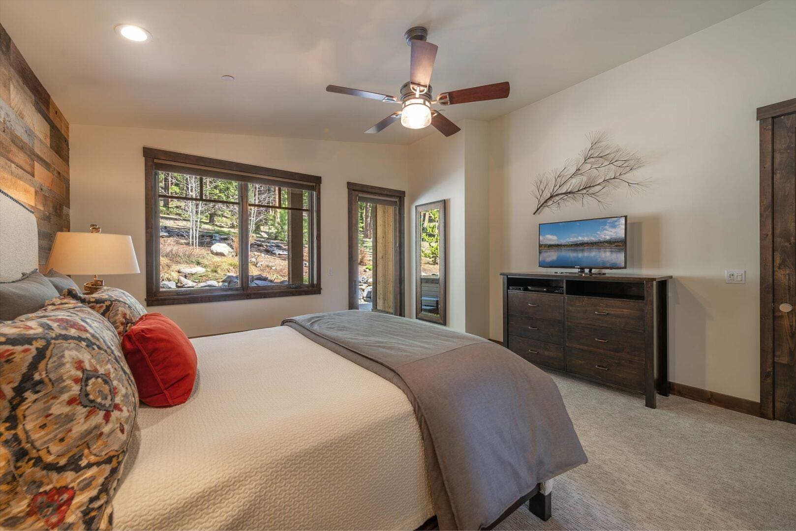 Lavish Cabin at Gray's Crossing - Image 16