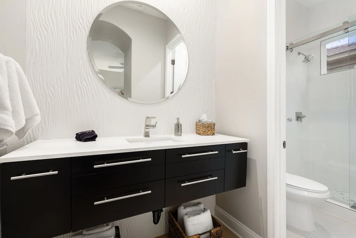 Lake View Home - Image 25