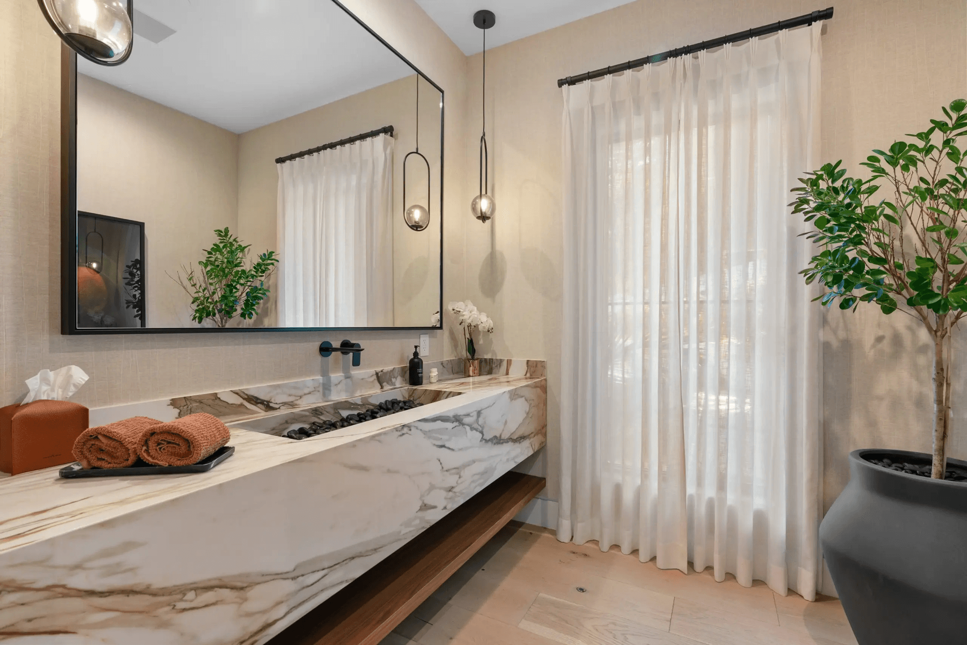 Linda Flora - Image 31