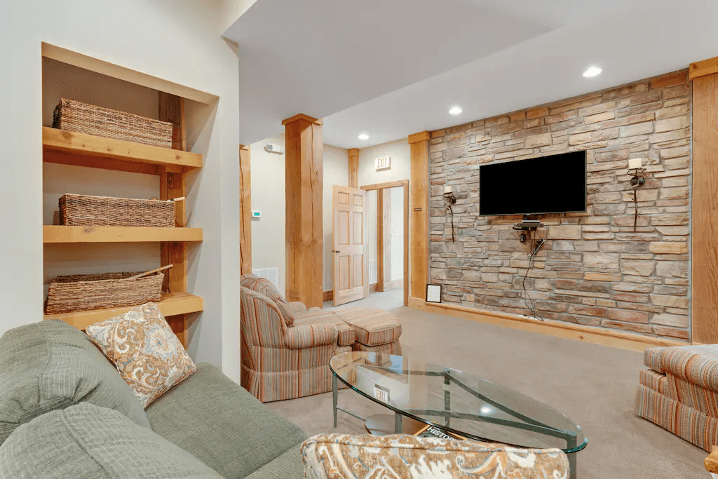 Still Lake Getaway - Image 20