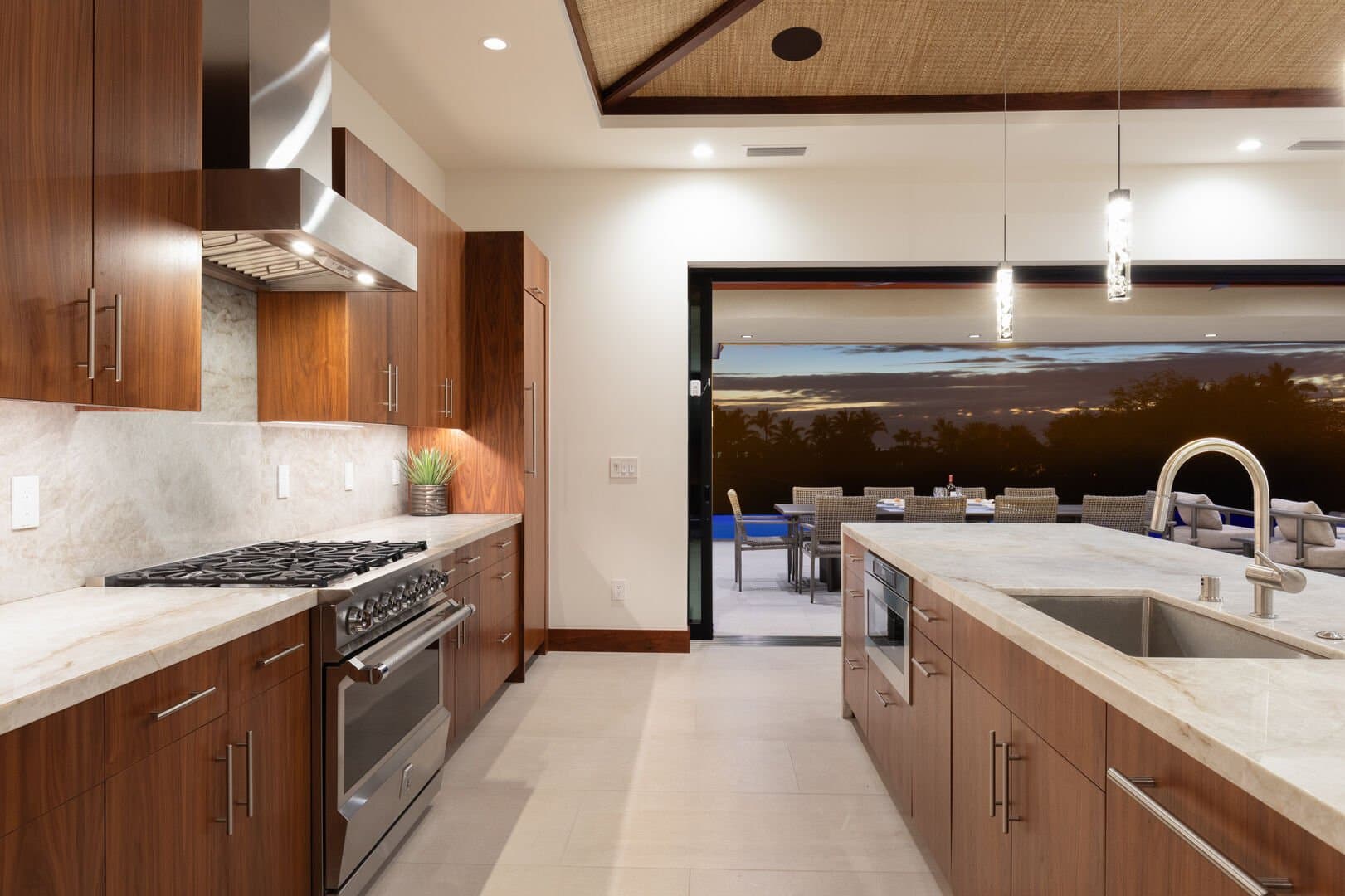 Hawaiian Elegance - Image 10