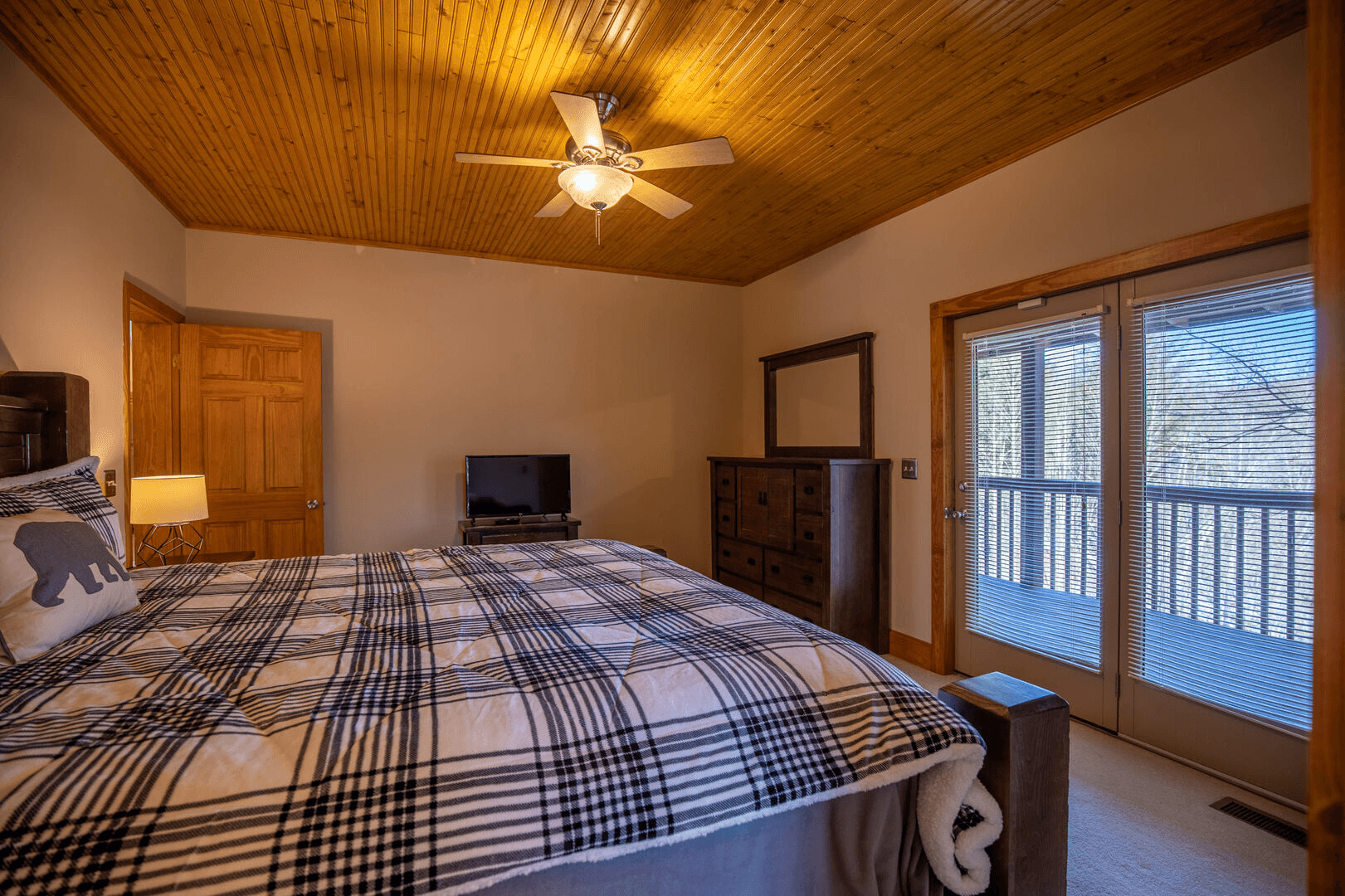 Lazy Bear Inn - Image 8