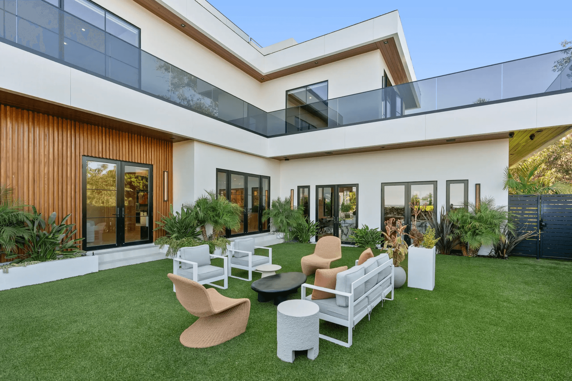 Linda Flora - Image 54