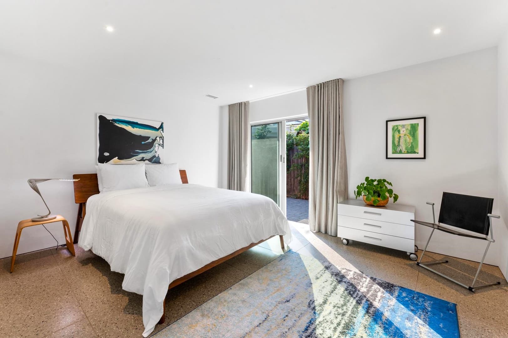 Beachfront Modern Retreat - Image 19