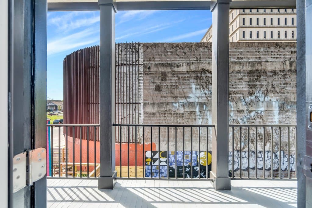 Modern Mid-City Maison - Image 21