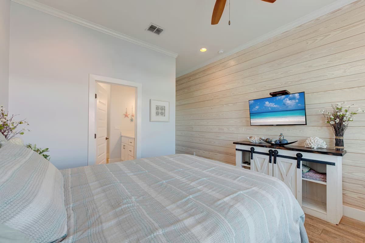 Postcard From Paradise - Image 13