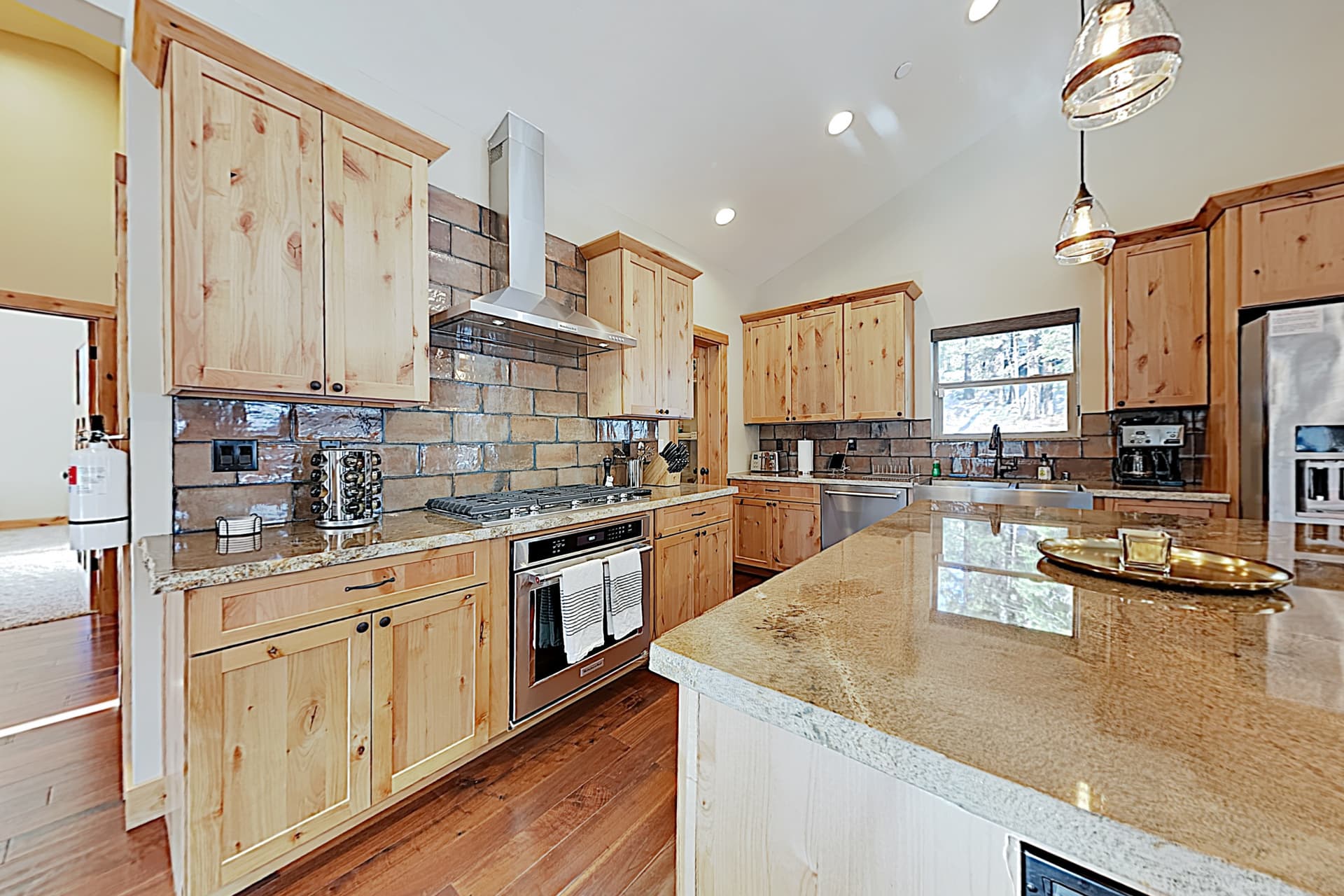 Luxury Mountain Retreat House - Image 8