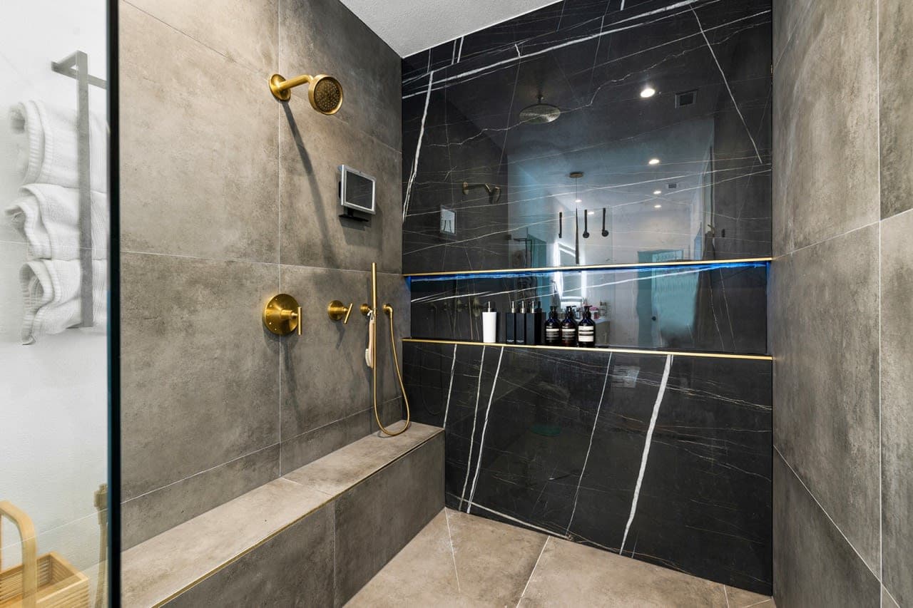 Palm Lighthouse - Image 18