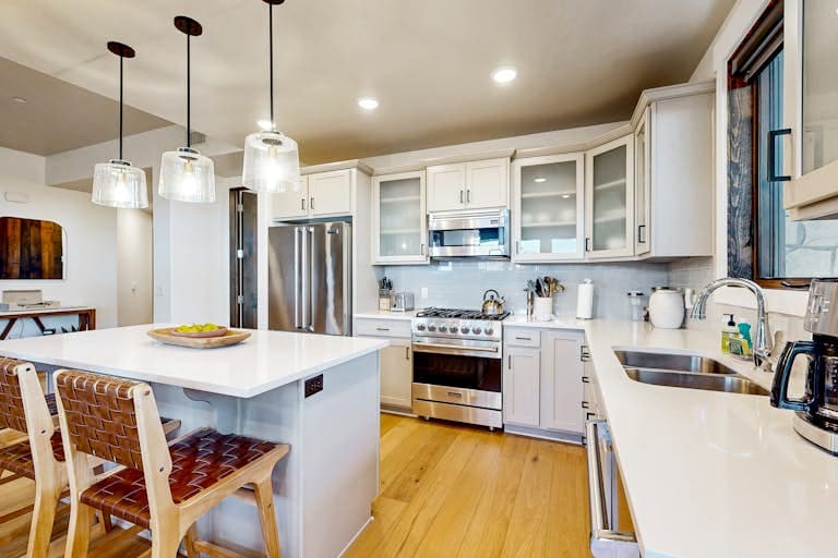 Designer Blackstone Condo - Image 7