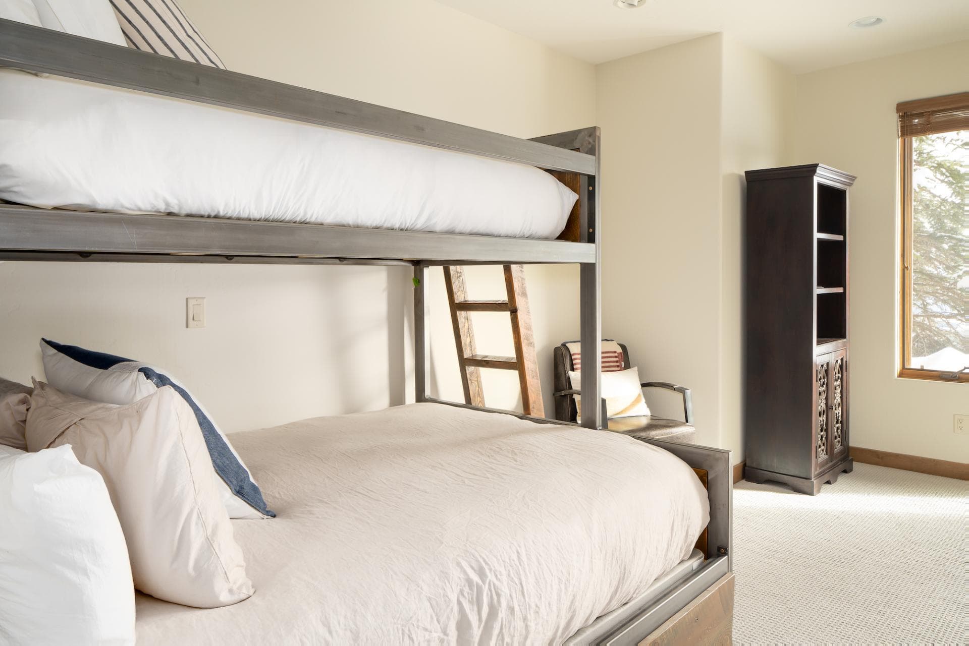 Big View Luxury Suite - Image 15