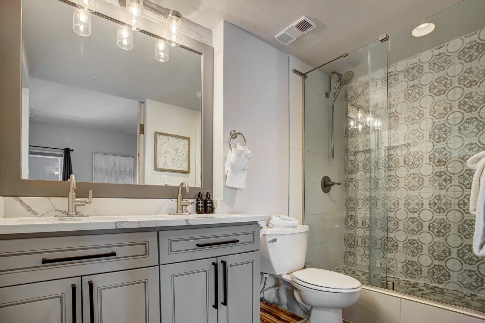 Lavish Condo - Image 14