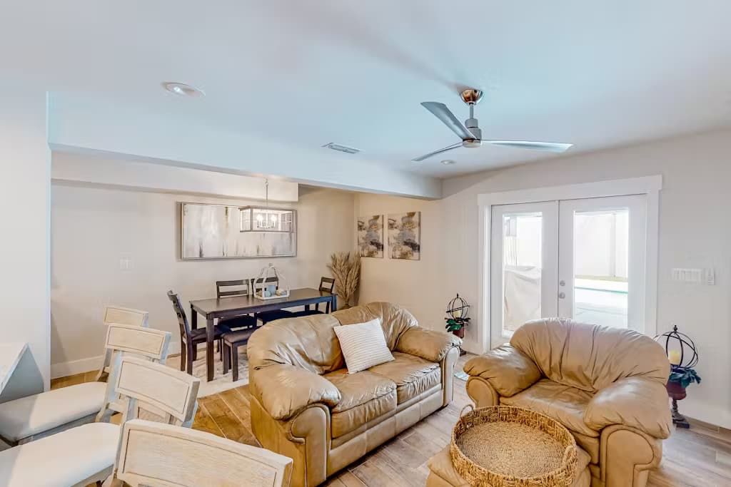 Carolyn's Beach House - Image 2