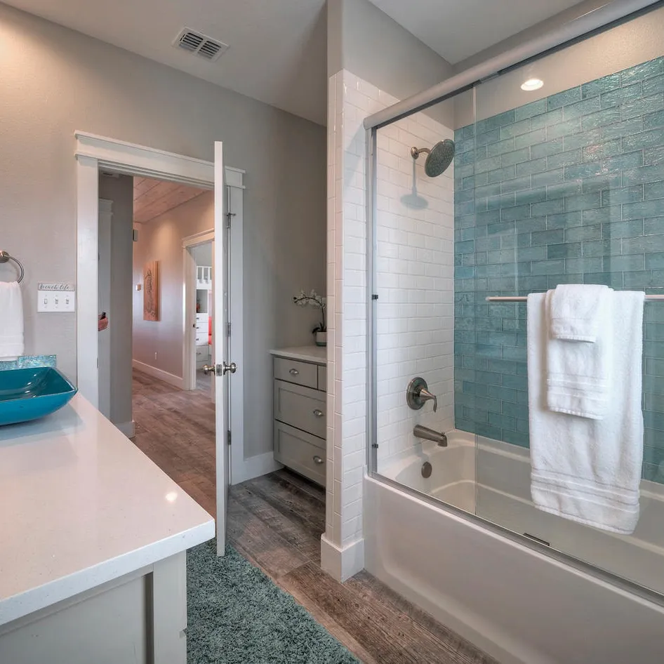 Bourbon Breeze - Image 16