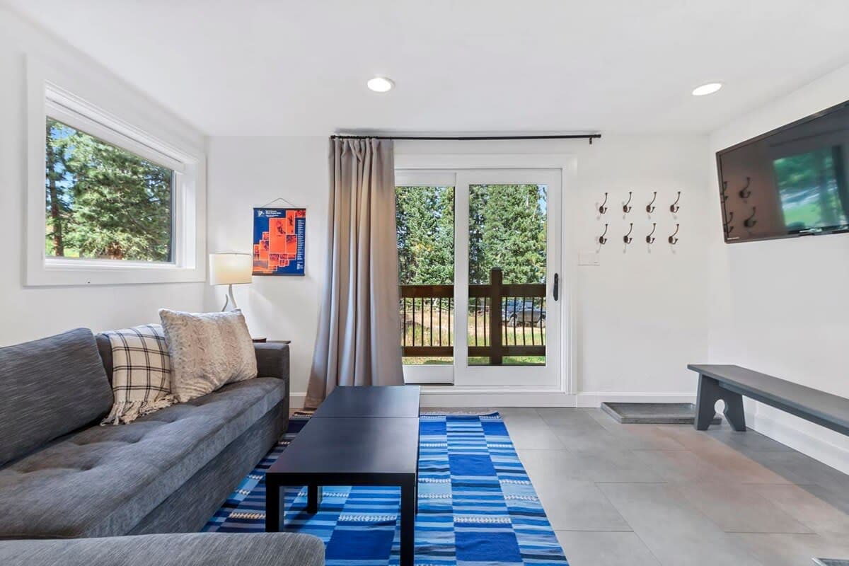 Peak Eight Mountain Escape - Image 23