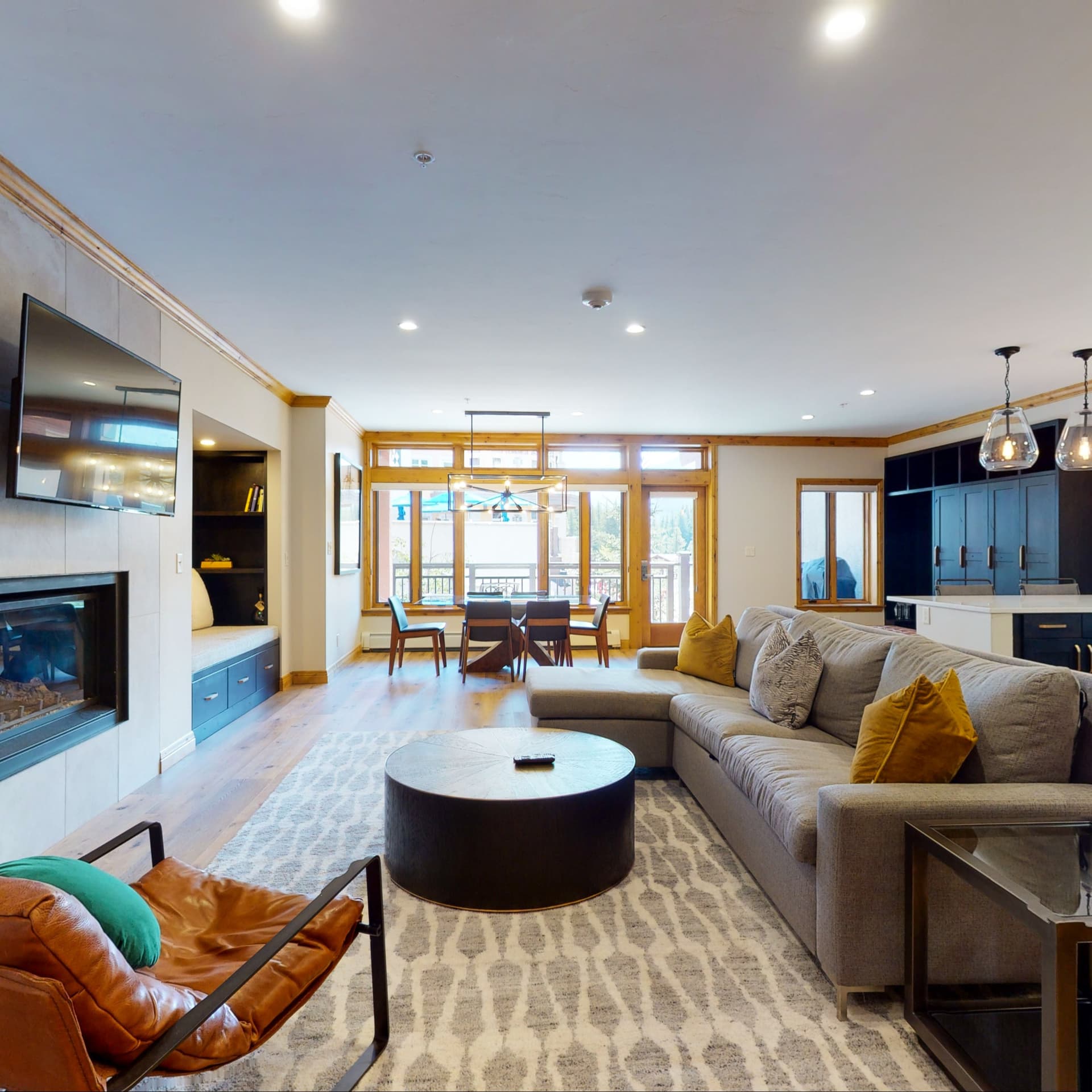 Lion Square East #215 - Image 1