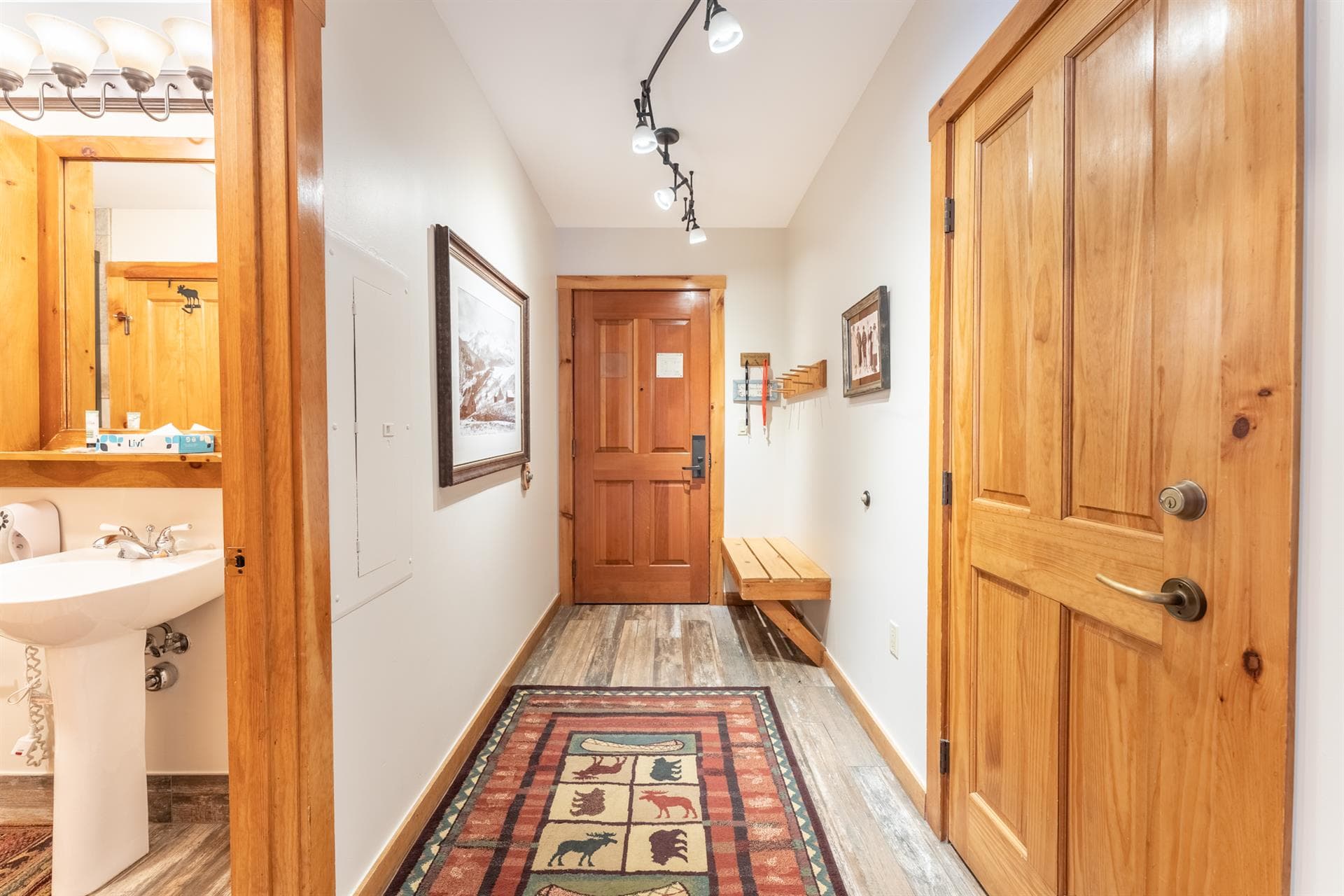 Peakview Penthouse Retreat - Image 30