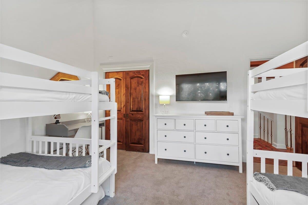 Peak Eight Mountain Escape - Image 17