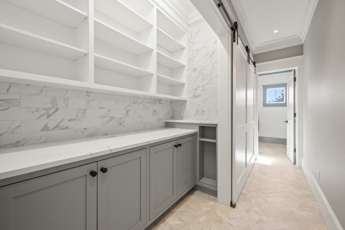 Strong Island Manse - Image 23