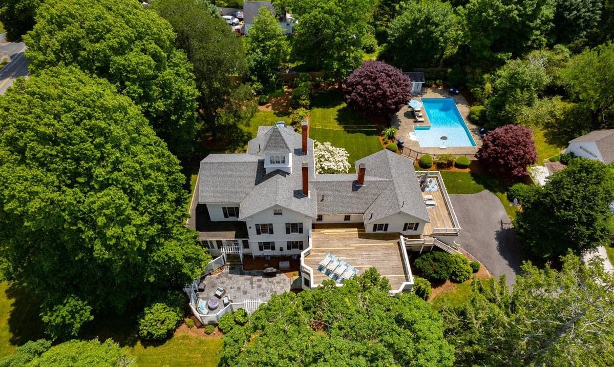 Center Of It All Estate - Image 6