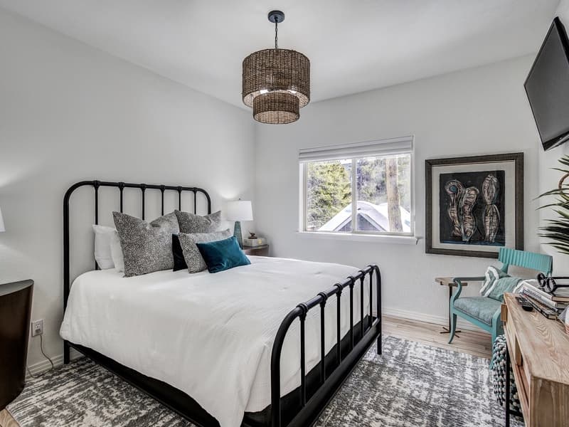 Lakeshore Luxury Chalet - Image 20