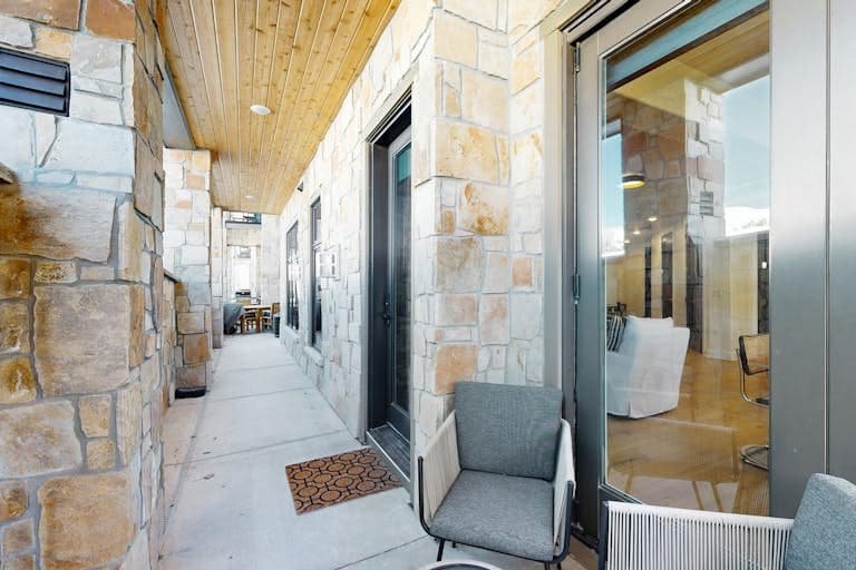 Designer Blackstone Condo - Image 19