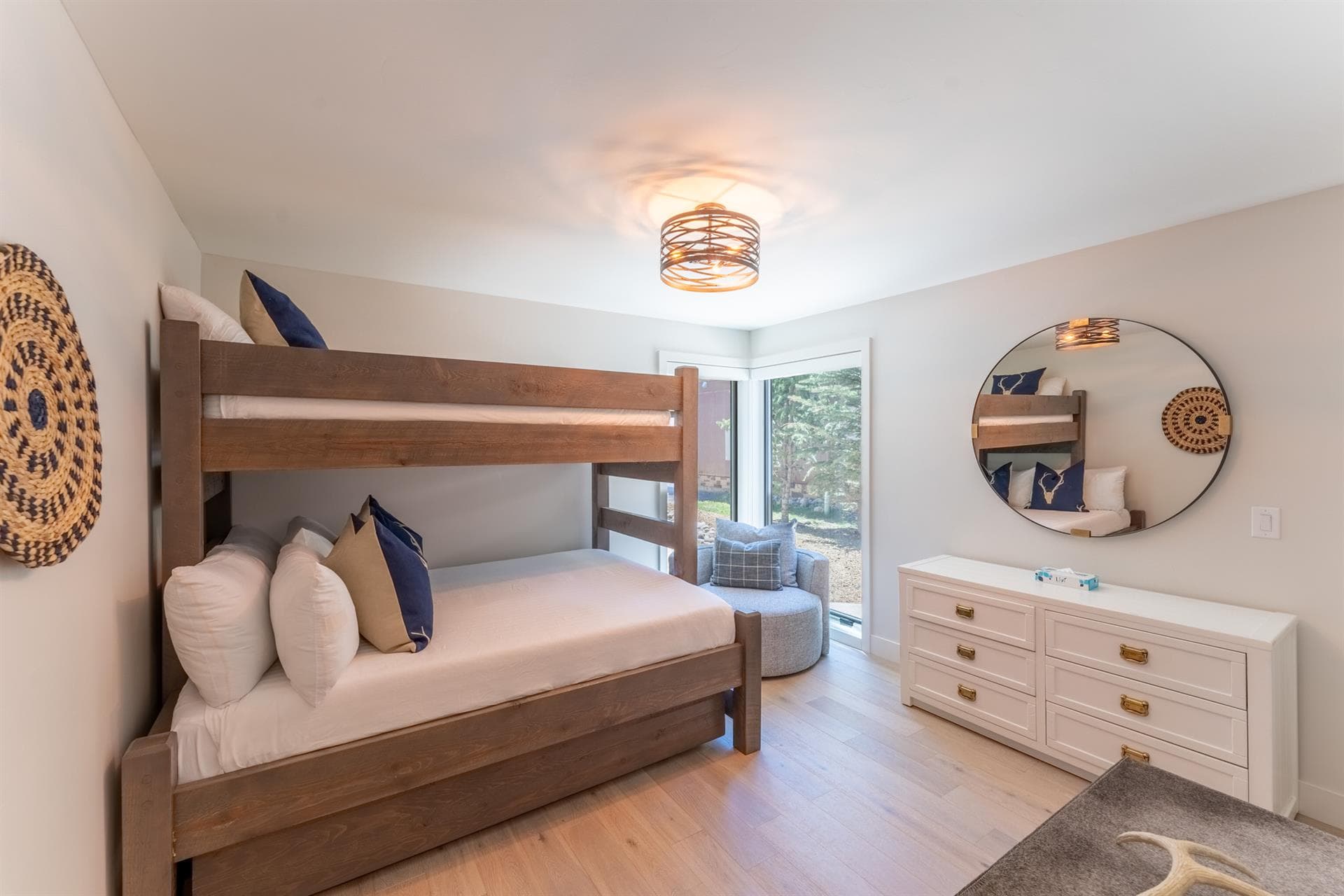 Frisco Aly - Image 12