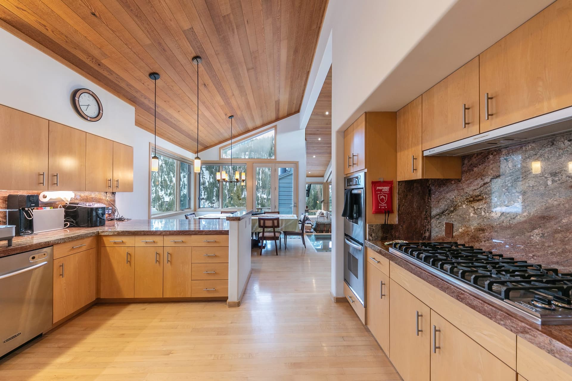 Bright Alpine Retreat - Image 5