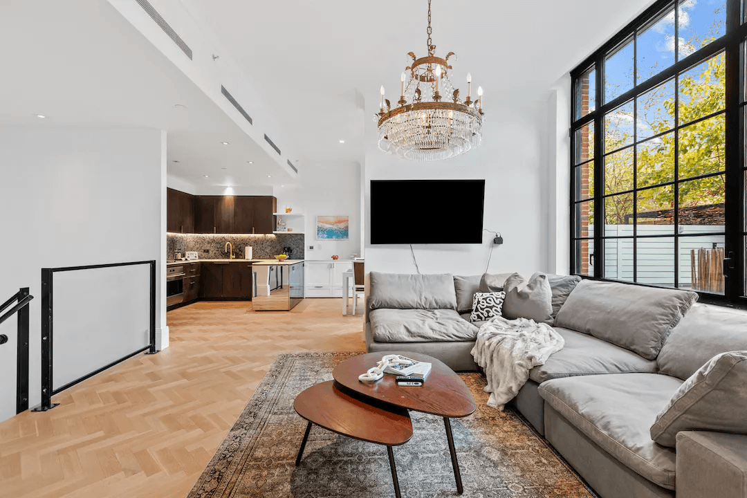 Clinton Home - Image 1