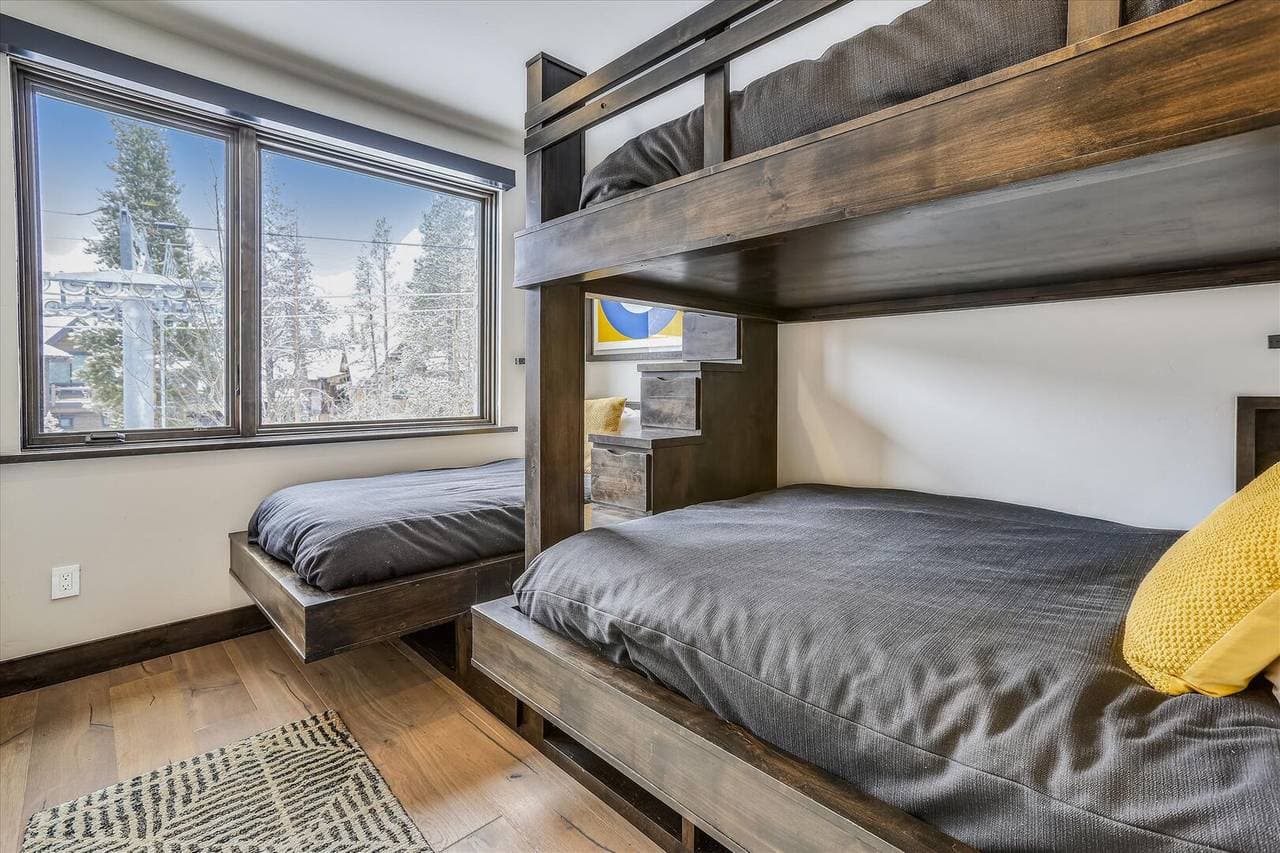 Falcon Haus - Image 26