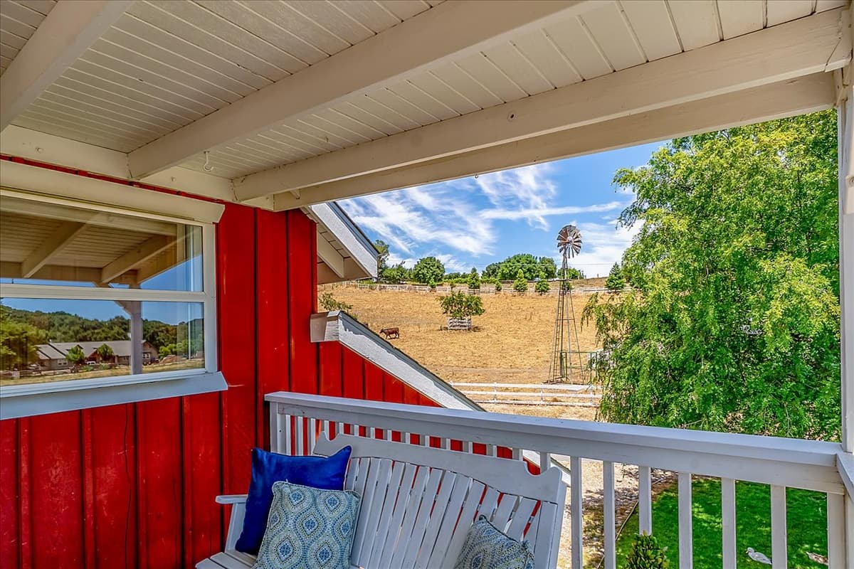 Red Barn Home - Image 23