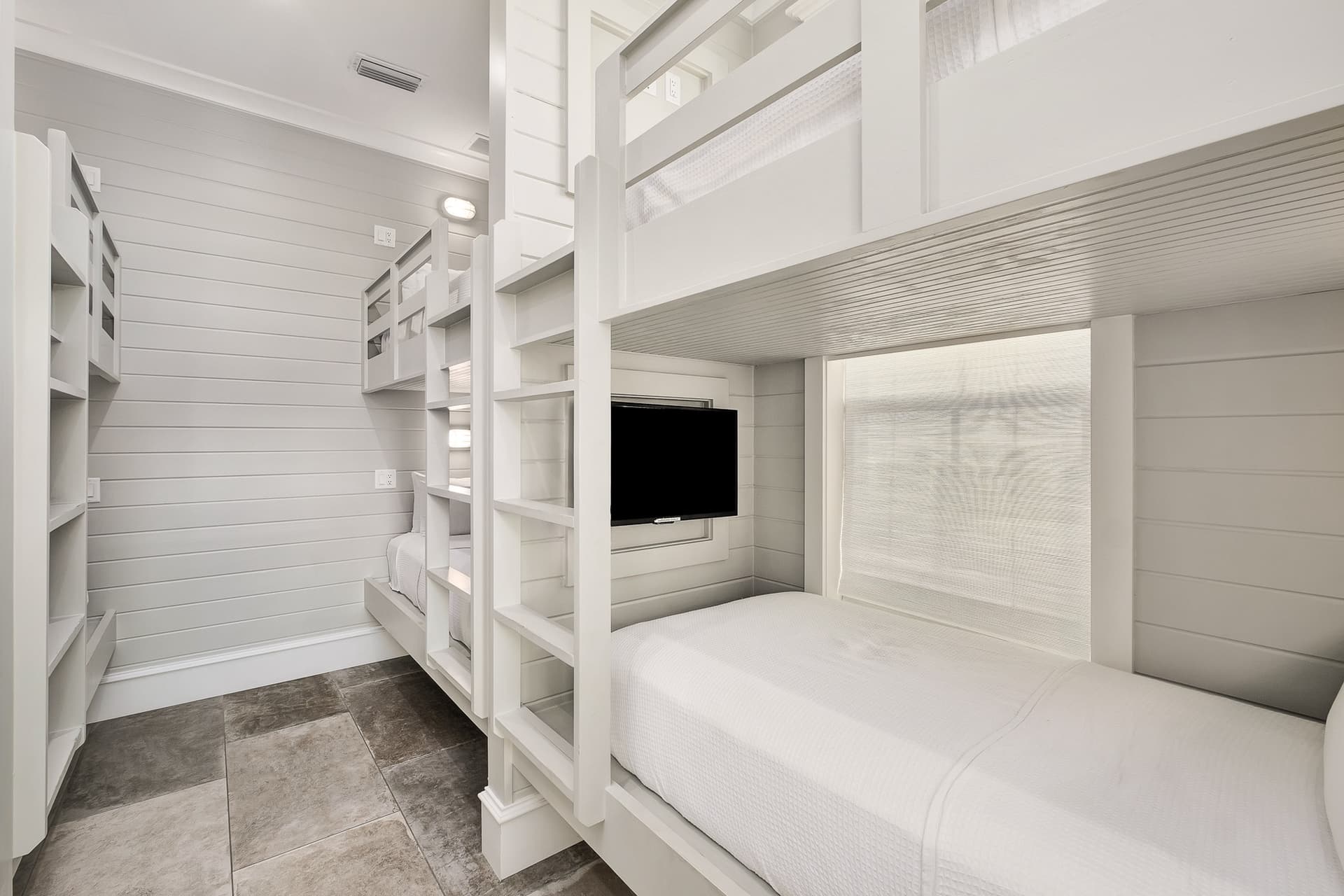 Oasis at Park Row Manor - Image 30