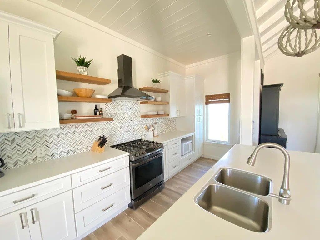 Azure Banks - Image 5