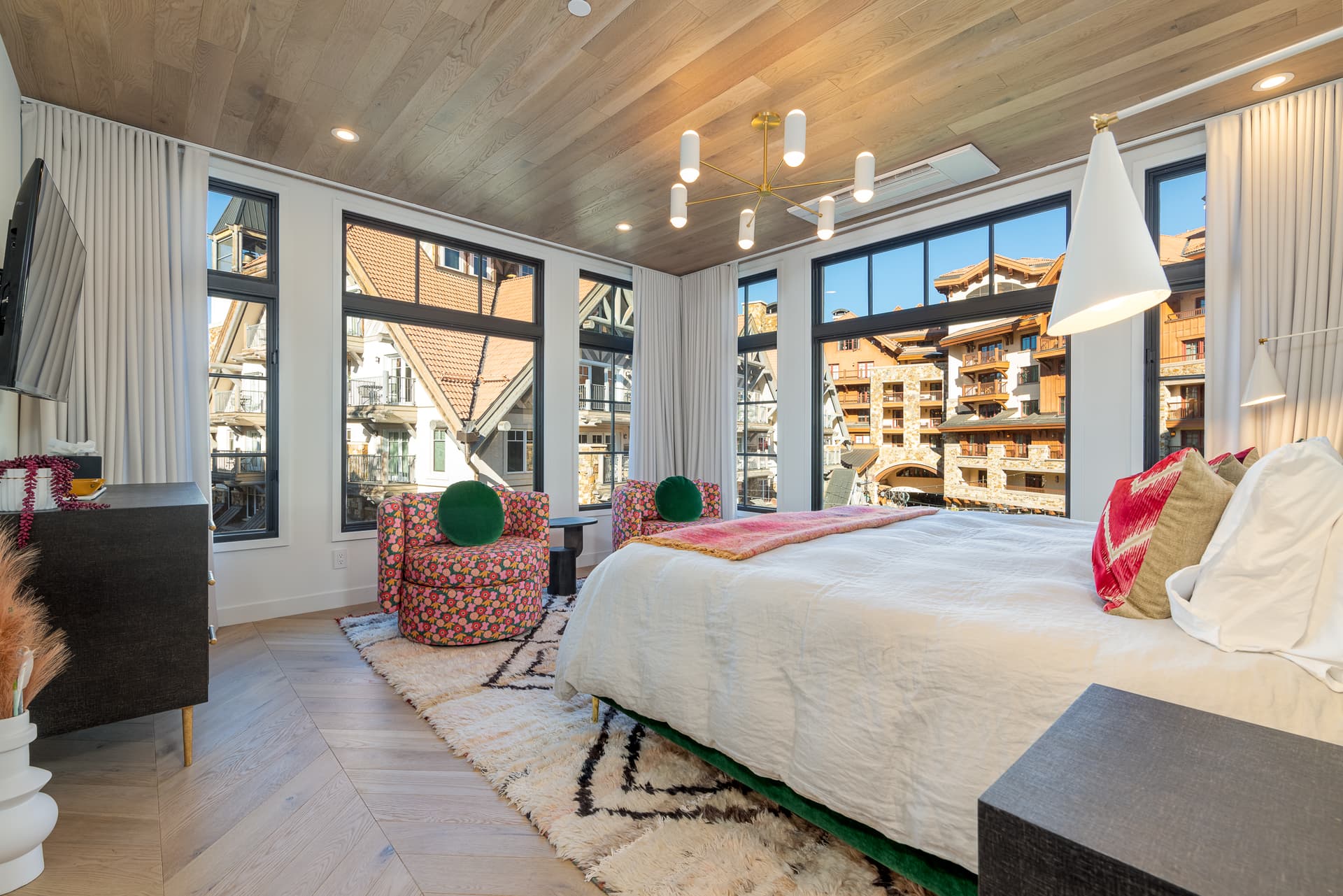 Sky High at the Plaza - Image 27